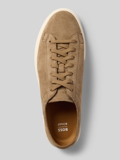Produktfoto, Low Top Sneaker aus reinem Rindnubuk Modell 'Kieran_Tenn_wcsd' von BOSS, unifarbenes Nubukleder in Beige, strukturierte Sohle, flacher Absatz, Label-Prägung.