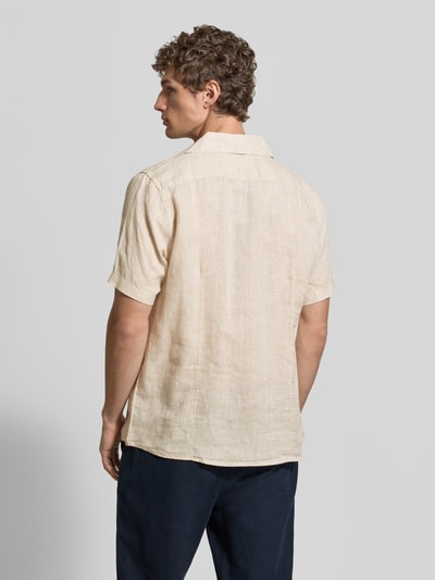 Männermodel trägt Modern Fit Freizeithemd aus Leinen Modell 'CAMICIA' von MARKUP in Beige, Kentkragen, Knopfleiste, Rückenlänge 74 cm, Schulterbreite 43 cm, Ärmellänge 26 cm, Ganzkörperansicht Rückansicht.