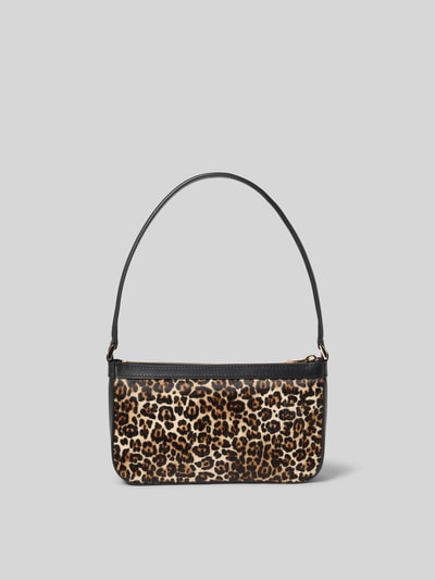 Produktfoto, Handtasche mit Label-Print von Anine Bing mit Leopardenmuster, schwarzer Tragehenkel, Reißverschluss, Maße 23x13x4 cm.