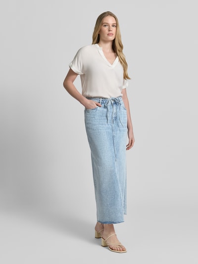 Frauenmodel trägt Midi-Jeansrock aus Baumwoll-Mix Modell 'WIEN' von Vero Moda in Denim-Optik mit Nieten, Bindegürtel, 5-Pocket-Design, Gehschlitz, leicht ausgestellte Passform und Midi-Länge, Ganzkörperansicht von vorne.