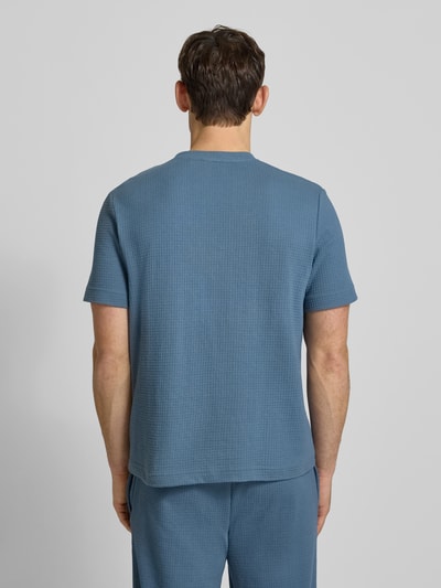 Männermodel trägt Regular Fit T-Shirt aus Baumwoll-Mix Modell 'AUSTIN' von HUGO, Optik: Unifarben, Waffel-Struktur, Ganzkörperansicht Rückansicht.