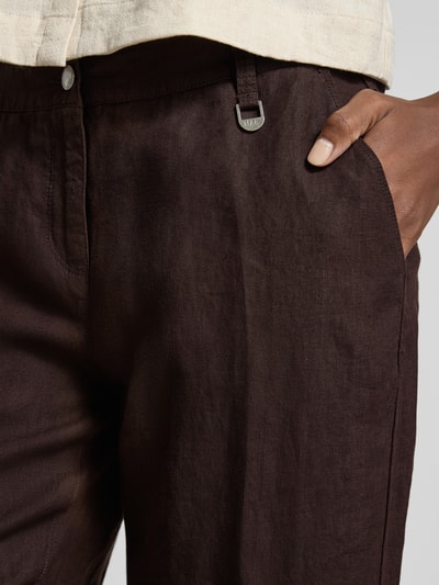 Frauenmodel trägt Culotte aus Leinen mit Eingrifftaschen Modell 'Nora' von MAC, Label-Detail, Knopf-Reißverschluss, Nahaufnahme Oberkörper.