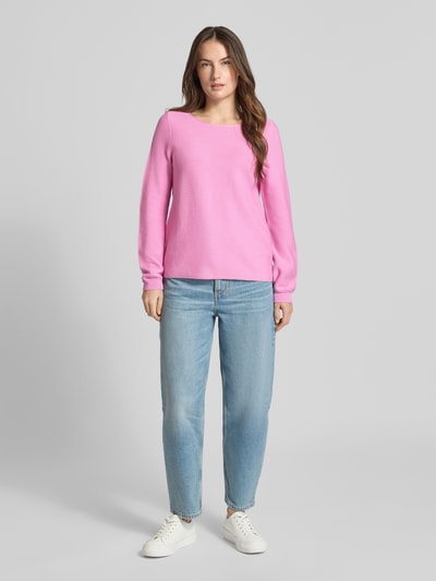 Vrouwenmodel draagt Regular Fit Pullover met structuurpatroon van Christian Berg Woman in roze, ronde hals, katoen, elastische mouwboorden, volledige lichaamsaanzicht van voren.