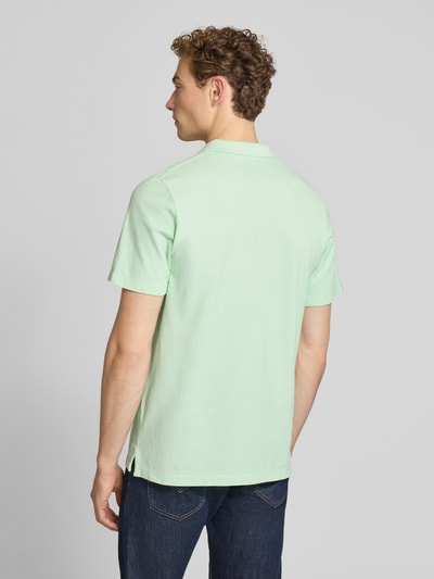 Männermodel trägt Regular Fit Poloshirt aus reiner Baumwolle von s.Oliver RED LABEL, Optik: Unifarben, Rückansicht Ganzkörperansicht.