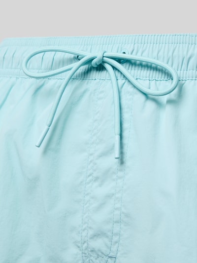Produktfoto, Regular Fit Shorts mit Gesäßtasche von Calvin Klein Underwear, hellblaue Farbe, elastischer Bund mit Tunnelzug, glatte Textur