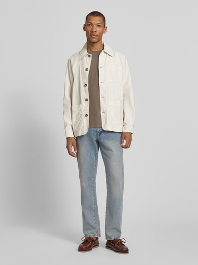 Männermodel trägt Regular Fit Hemdjacke aus Leinen-Mix von Gant in Beige mit Umlegekragen und Knopfleiste, Ganzkörperansicht von vorne.