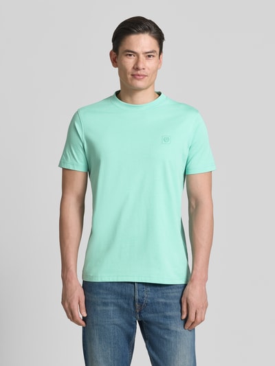 Männermodel trägt Regular Fit T-Shirt aus Baumwoll-Mix von Lerros in Hellgrün mit Rundhalsausschnitt und Label-Detail, Ganzkörperansicht von vorne. Rückenlänge bei Größe M 68 cm, Schulterbreite 43 cm, Ärmellänge 22 cm, Herren T-Shirt.