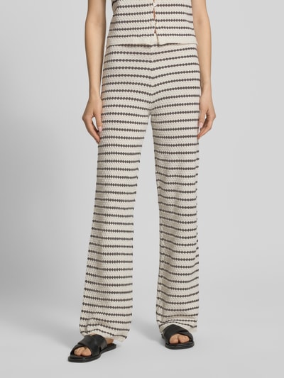 Frauenmodel trägt Strickhose in Streifen-Optik mit elastischem Bund von REVIEW aus Material-Mix mit Baumwoll-Anteil, Flared-Cut, Nahaufnahme Oberkörper.