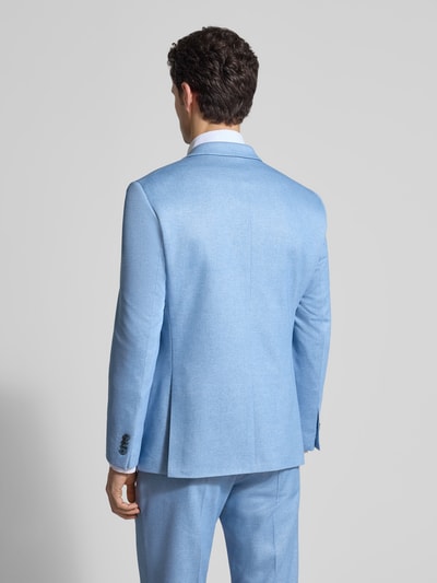 Männermodel trägt Regular Fit Anzug mit Reverskragen und Bügelfalte von Roy Robson in Hellblau, Material-Mix, Ganzkörperansicht Rückansicht.