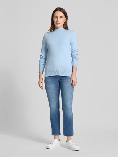 Frauenmodel trägt Jeans mit 5-Pocket-Design von Liu Jo White im Slim Fit, aus Baumwoll-Mix mit Stretch, Ganzkörperansicht von vorne.