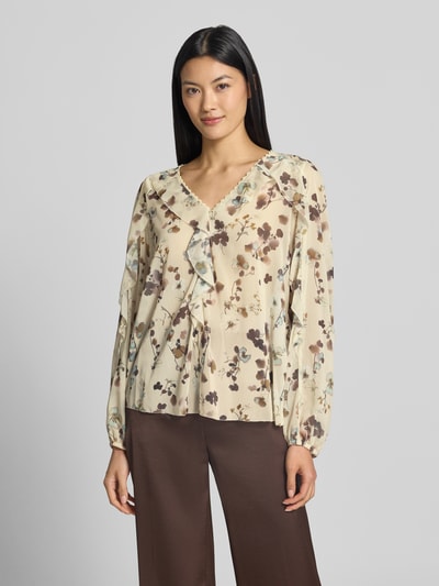 Vrouwenmodel draagt Bluse im Allover-Look mit Volants van Marc Cain in regular fit met all-over look, V-hals en volants, crèmekleurige en bruine bloemenprint, ruglengte maat 36: 60 cm, mouwlengte maat 36: 64 cm, voorkant, borstopname