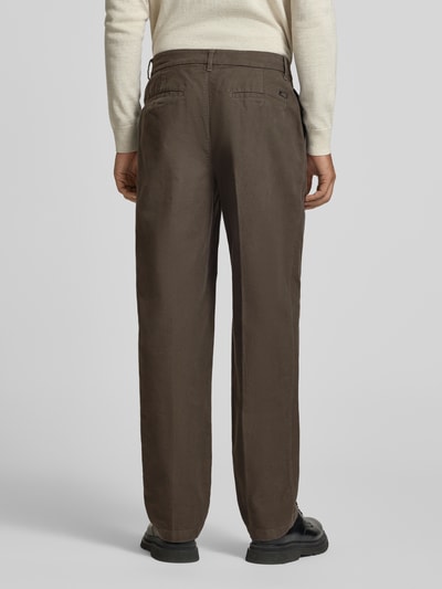 Mężczyzna nosi Bundfaltenhose mit Gesäßtaschen von Armani Exchange, kolor brązowy, krój regular fit, tkanina gładka, szerokość w rozmiarze 32: 44 cm, długość wewnętrzna nogawki 80 cm, widok całej sylwetki od tyłu.