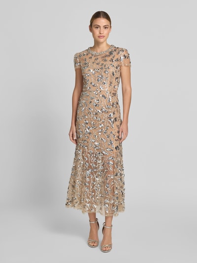 Frauenmodel trägt Maxikleid mit Allover-Ziersteinbesatz von Self-Portrait, taillierte Passform, Rundhalsausschnitt, semitransparent, kurzärmelig, beige mit silbernen Details, Gesamtlänge 136 cm, Brustweite 45 cm, Taillenweite 37 cm, Ärmellänge 17 cm, Ganzkörperansicht von vorne.