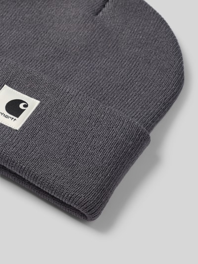 Produktfoto, dunkelgraue Beanie mit Label-Patch Modell 'Ashley' von Carhartt Work In Progress, grobmaschige Strickstruktur, Damen Beanie.