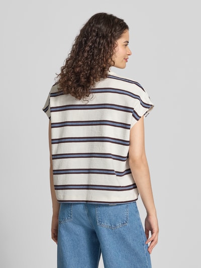 Frauenmodel trägt Regular Fit Poloshirt aus reiner Baumwolle von Marc O'Polo DENIM, cremefarben mit dunkelblauen Streifen, Ganzkörperansicht Rückansicht.