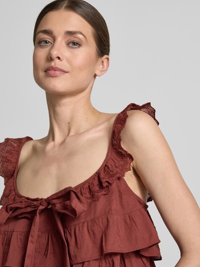 Frauenmodel trägt Regular Fit Blusentop mit Volants Modell 'SANDY' von Vero Moda, Optik: Unifarben, Lochstickerei, Karree-Ausschnitt, schmale Träger, Material: reine Baumwolle, Nahaufnahme Oberkörper.