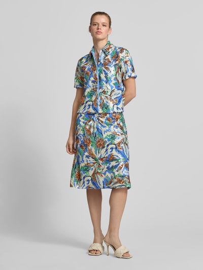 Frauenmodel trägt Midirock mit Allover-Pailettenbesatz von Rabanne, florales Design, leichte A-Linie, bunte Farben, Ganzkörperansicht von vorne.
