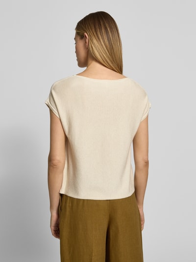Modelka nosi Strickshirt aus Viskose-Mix mit Rundhalsausschnitt od comma, kolor kremowy, krój regular fit, połyskująca tekstura, długość tyłu 51 cm, widok całej sylwetki z tyłu.