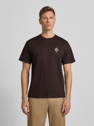 Männermodel trägt Regular Fit T-Shirt aus reiner Baumwolle Modell 'JERSEY LOURD' von Lacoste, Optik: Unifarben, Ganzkörperansicht von vorne.