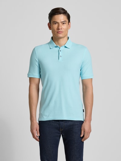 Männermodel trägt Slim Fit Poloshirt mit Strukturmuster von bugatti in Hellblau, reine Baumwolle, Knopfleiste, Ganzkörperansicht von vorne.