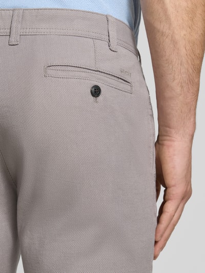 Männermodel trägt Kleingemusterte Hose mit Gesäßtaschen von MCNEAL in Hellgrau mit Struktur, Baumwoll-Elasthan-Mix, Nahaufnahme Gesäß.