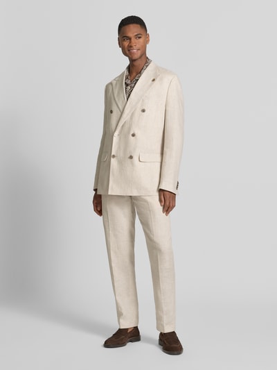 Männermodel trägt Regular Fit Sakko aus Leinen mit Pattentaschen von Christian Berg Men in Beige, Zweireiher, Ganzkörperansicht von vorne. Rückenlänge 74 cm, Schulterbreite 44 cm, Ärmellänge 65 cm, Reines Leinen, Reverskragen.