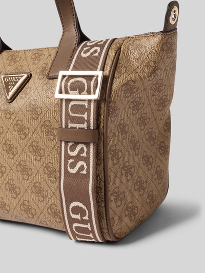 Produktfoto, Tote Bag mit Label-Patch Modell 'FOLLIE' von Guess w brązowym odcieniu, naszywka z logo, główna przegroda z zamkiem błyskawicznym, regulowany pasek na ramię, uchwyty, kieszeń zapinana na zamek błyskawiczny wewnątrz, szerokość w rozmiarze 1: 36 cm, długość w rozmiarze 1: 24 cm, głębokość w rozmiarze 1: 12 cm, długość paska na ramię w rozmiarze 1: 114 cm, teksturowany materiał z powtarzalnym motywem logo.
