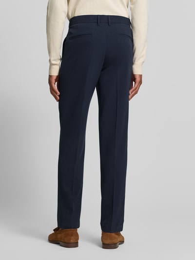 Männermodel trägt Slim Fit Stoffhose mit Viskose-Anteil von Lindbergh in Dunkelblau, elastischer Material-Mix, Rückansicht, Ganzkörperansicht Rückansicht. Bundweite bei Größe M: 37 cm, Innenbeinlänge bei Größe M: 80 cm, mit Bügelfalte, Gesäßtaschen, Eingrifftaschen, Haken- und Reißverschluss.