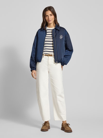 Frauenmodel trägt Relaxed Fit Jeans aus reiner Baumwolle von Tommy Hilfiger, Optik: Unifarben, Passform: Relaxed-Fit, Barrel Fit, Materialverarbeitung: Rigid Denim, 5-Pocket-Design, Label-Patch, Logo-Stitching, Mid Waist, Knopf und verdeckter Reißverschluss, Farbe hell, glatte Textur, Ganzkörperansicht von vorne.