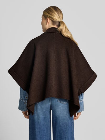 Vrouwenmodel draagt Jacke aus Woll-Mix mit asymmetrischem Saum van comma, donkerbruin, wolmix met viscose, loose fit, Kentkraag, dubbele knoopsluiting, zij-steekzakken, 3/4-mouw met omslag, asymmetrische zoom, ruglengte maat S: 52 cm, schouderbreedte: 43 cm, borstwijdte: 96 cm, mouwlengte: 33 cm, denim broek, volledige achteraanzicht.