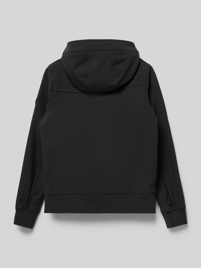 Junge trägt Regular Fit Jacke mit Logo-Applikation Modell 'Yoezo' von CARS JEANS, Schwarz, Kapuze, elastische Abschlüsse, Ganzkörperansicht Rückansicht.