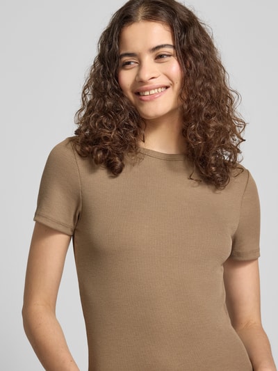 Vrouwenmodel draagt slim fit T-shirt met viscose model 'LUPE' van ONLY in beige, ribtextuur, dames T-shirt, close-up bovenlichaam.