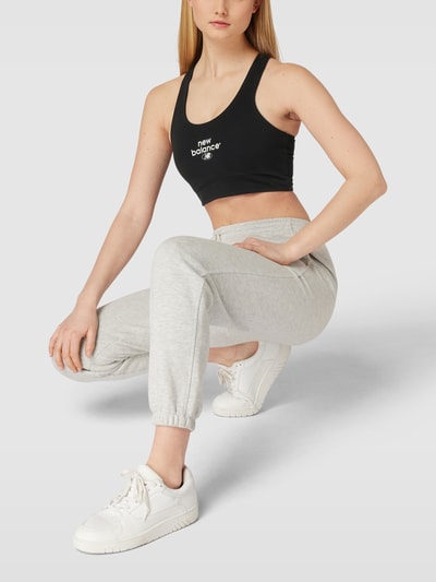 New Balance Crop Top mit Label-Print Black 1