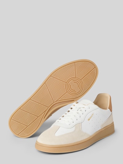 Produktfoto, Sneaker aus echtem Leder mit Logo-Detail Modell 'Cuzmo' von Gant, weiß-beige Farben, profilierte Sohle, Rundformen, glatte und strukturierte Texturen, abgerundete Passform, Schnürverschluss, Herren Sneaker, Absatz 3 cm, Schafthöhe und -weite je 9 cm bei Größe 44.