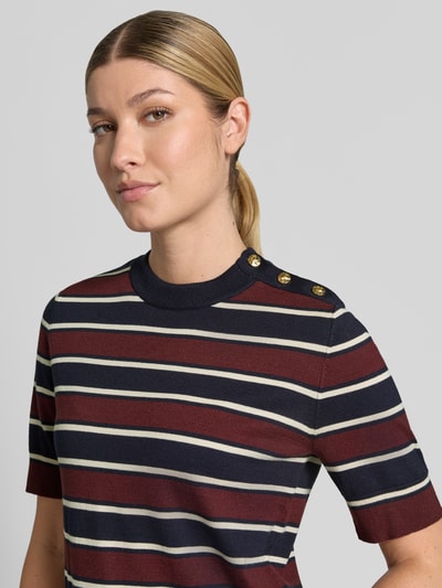 Frauenmodel trägt Regular Fit Pullover aus Viskose-Mix von Jake*s Collection, gestreiftes Muster in Dunkelblau, Rot und Creme, Nahaufnahme Oberkörper.
