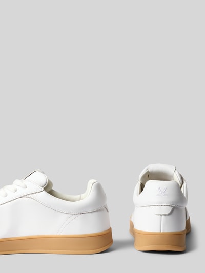 Produktfoto, Sneaker aus Leder mit Label-Details Modell 'PRIME' von Lloyd, weiß beschichtet, abgerundete Spitze, profilierte Sohle, braune Sohle, Schafthöhe 8 cm, Schaftweite 9 cm, Absatzhöhe 3 cm, Herren Sneaker, Hinteransicht, glatte Oberfläche, minimalistisches Design