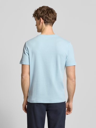 Männermodel trägt Regular Fit T-Shirt mit Strukturmuster Modell 'Kaito' von Blend in Hellblau, reine Baumwolle, Rückenansicht, Ganzkörperansicht Rückansicht.