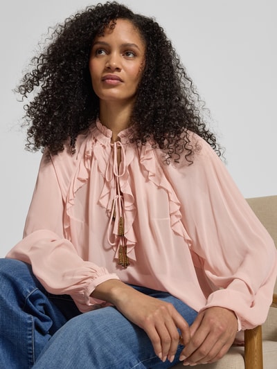 Vrouwenmodel draagt Relaxed Fit Blouse met vetersluiting en volants van Jake*s Collection, vloeiende stof, druppelvormige hals, detailopname bovenlichaam.