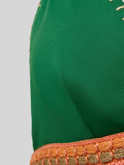 Männermodel trägt Bikini mit Häkelspitze von Banana Moon, mieszanka materiałów z dodatkiem streczu, dopasowany krój, detal z koronki szydełkowej, wiązanie. Detailaufnahme.