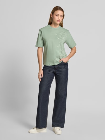 Vrouwenmodel draagt T-Shirt mit Motiv-Stitching und Rundhalsausschnitt van JAKE*S STUDIO WOMAN in lichtgroen katoen, rechte fit, voorkant volledig zichtbaar, Ganzkörperansicht von vorne.