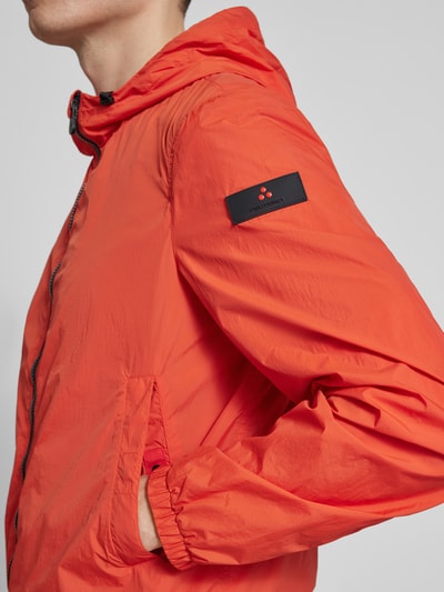 Mannenmodel draagt Jacke met capuchon model 'NIGLE' van Peuterey, regular fit, tweewegritssluiting, steekzakken, detailopname bovenarm.