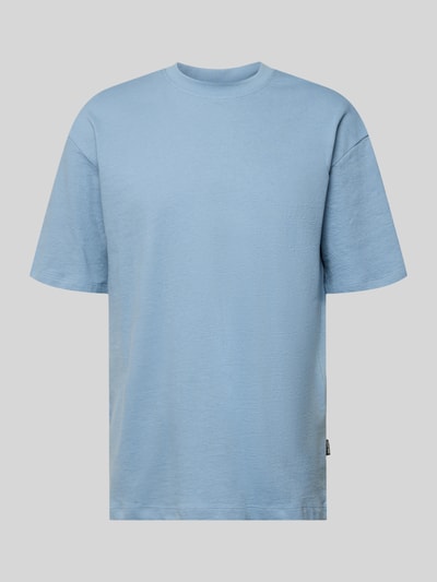 Produktfoto, T-Shirt mit Rundhalsausschnitt Modell 'KAISER' von Blend z czystej bawełny, krój relaxed fit, długość tyłu w rozmiarze M: 73 cm, błękitny kolor, gładka faktura