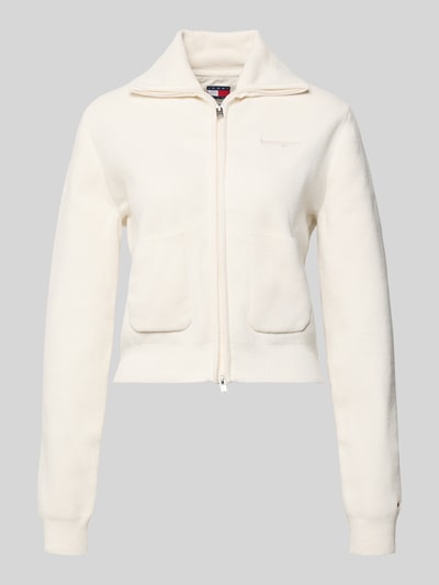 Produktfoto, Slim Fit Strickjacke mit aufgesetzten Taschen von Tommy Jeans in Optik: Unifarben, Strickoptik, Reißverschluss, Label-Schriftzug, Stehkragen, Langarm mit geripptem Ärmel- und Rumpfabschluss, Materialverarbeitung: Strick