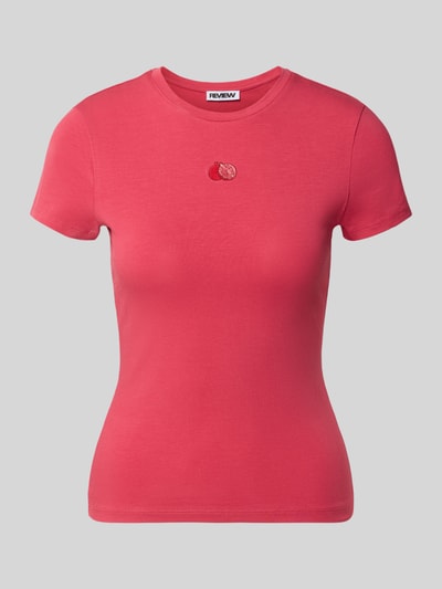 Produktfoto, Slim Fit T-Shirt mit Motiv-Stitching Modell 'Fruity' von REVIEW, elastischer Baumwoll-Mix in kräftigem Pink, Rundhalsausschnitt, glatte Struktur.
