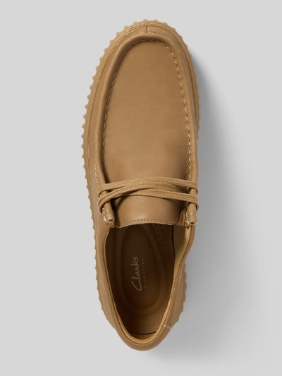 Produktfoto, Bootsschuhe aus beschichtetem Leder Modell 'Torhill' von Clarks in Beige, runde Form, profilierte Sohle, glatte Textur