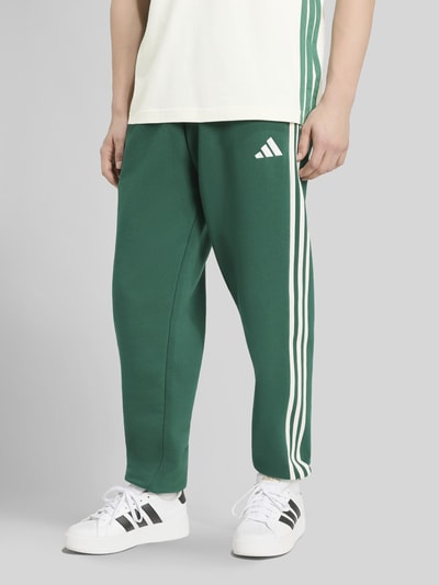 adidas Sportswear Relaxed Fit Sweathose mit Kontraststreifen Gruen 3