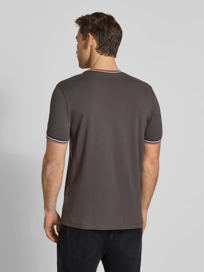 Männermodel trägt T-Shirt mit Kontraststreifen und Rundhalsausschnitt von Christian Berg Men aus Baumwoll-Elasthan-Mix, Regular-Fit, Rückenlänge 71 cm bei Größe M, Rückansicht Ganzkörperansicht.