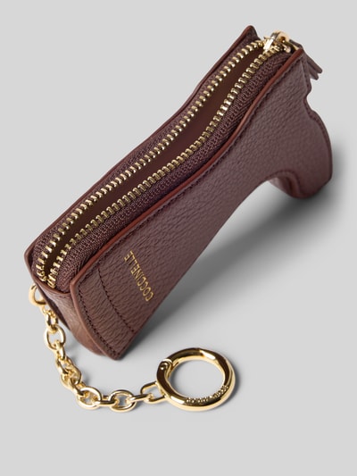 Produktfoto, Anhänger im Stiefel-Design Modell 'COUNTRYSIDE' von Coccinelle aus braunem Leder mit Strukturmuster, Label-Print, Federring-Verschluss in metallic, Gliederketten-Optik.
