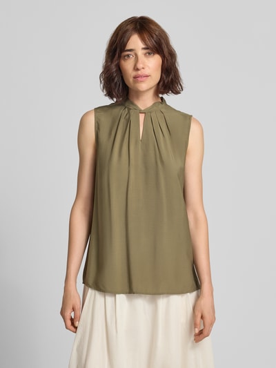 Frauenmodel trägt Blusentop aus Viskose mit Schlüsselloch-Ausschnitt von MORE & MORE in Khaki, Regular Fit, Stehkragen, Ganzkörperansicht von vorne.