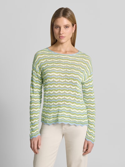 Frauenmodel trägt Strickpullover mit Rundhalsausschnitt von More & More, Baumwoll-Mix, Regular-Fit, Allover-Look, Ganzkörperansicht von vorne.
